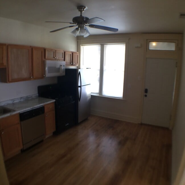 Building Photo - 837 W 33rd Pl