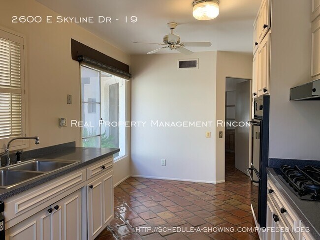 Foto del edificio - 2600 E Skyline Dr