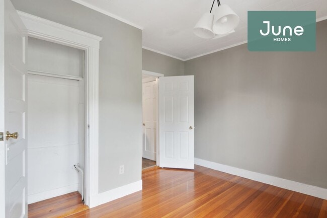 Building Photo - Room Only in 4-bed/1.0-bath Home