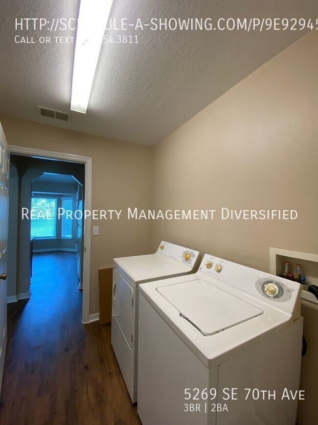 Building Photo - SILVER SPRINGS SHORES 3/2/2