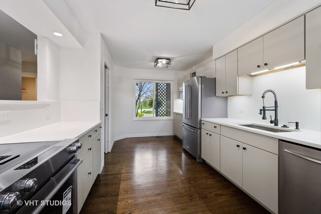 Building Photo - 981 Fairway Cir