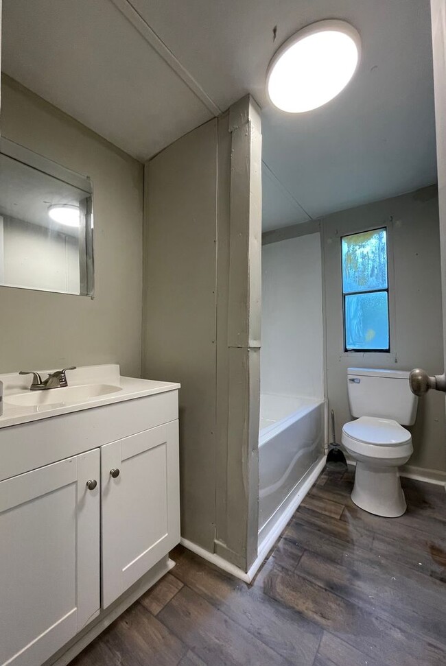 Building Photo - $850 a month. 2 bedrooms, 1 bath. Newly re...