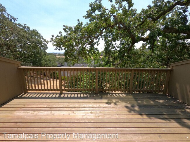 Building Photo - 3 br, 2.5 bath House - 8 B Oak Crest Court
