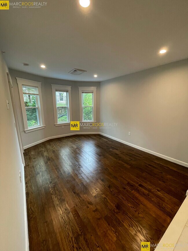 Foto del edificio - 31-33 Raymond Ave. Unit 33-2