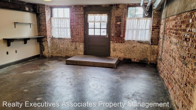 Building Photo - 2 br, 1 bath House - 465 Walnut Street, B03