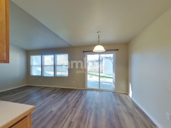 Foto del edificio - 585 N Katie Way