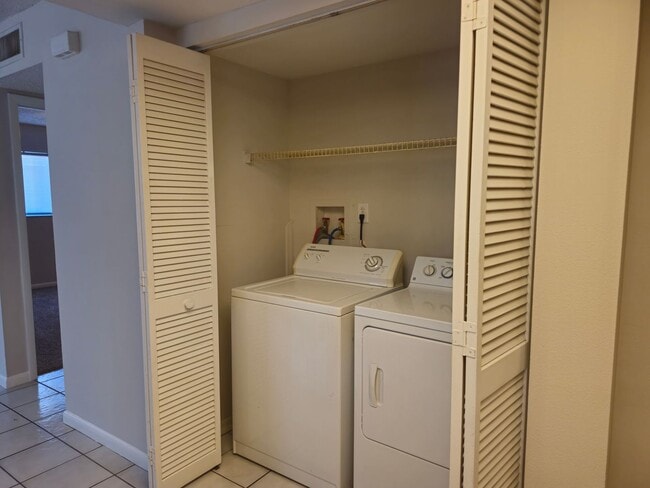 Building Photo - Very Cozy 2 Bedroom 1 Bath with Water incl...