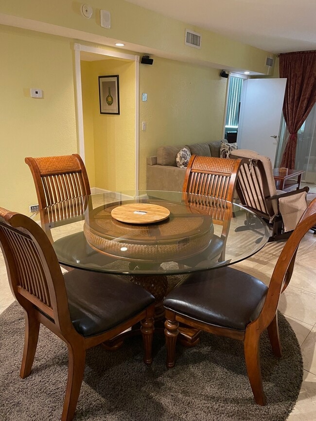 Área de comedor - 5005 Collins Ave