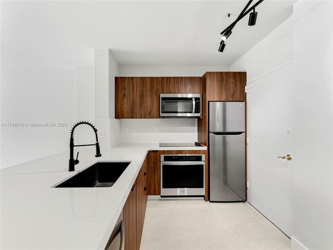 Building Photo - 5601 Collins Ave