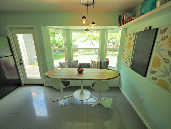 Foto del edificio - Tastefully Updated 2 Bedroom, 1 Bath Home ...