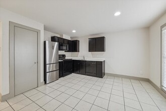 Building Photo - 4300 Rosslyn Rd