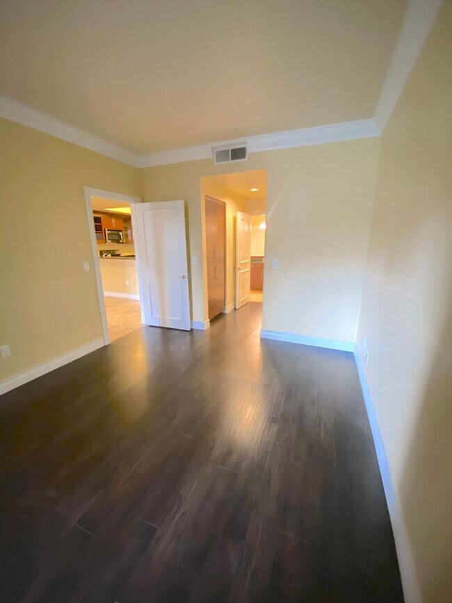 Building Photo - Discover Your New Home! Spacious 1-Bedroom...