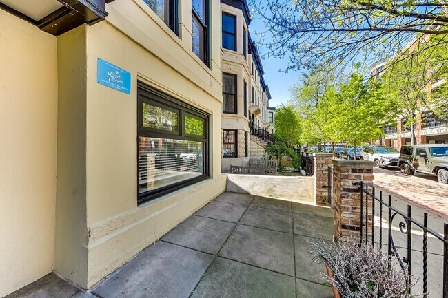 Building Photo - 349 W Belden Ave