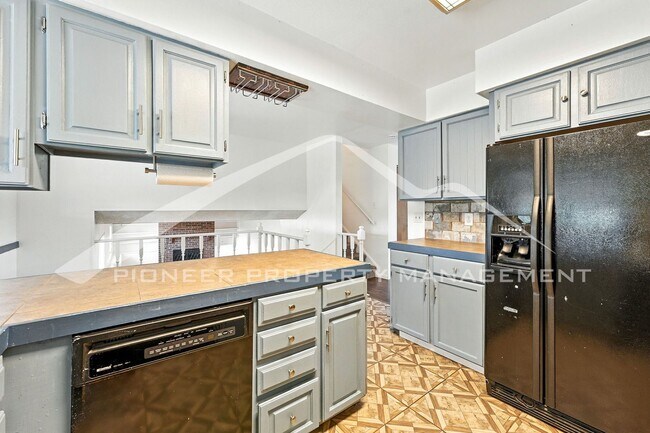 Building Photo - Charming Home with Washer/Dryer and Fenced...