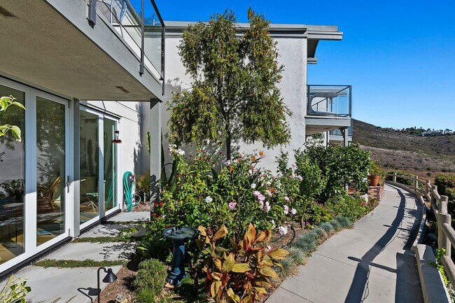 Building Photo - 6240 Tapia Dr