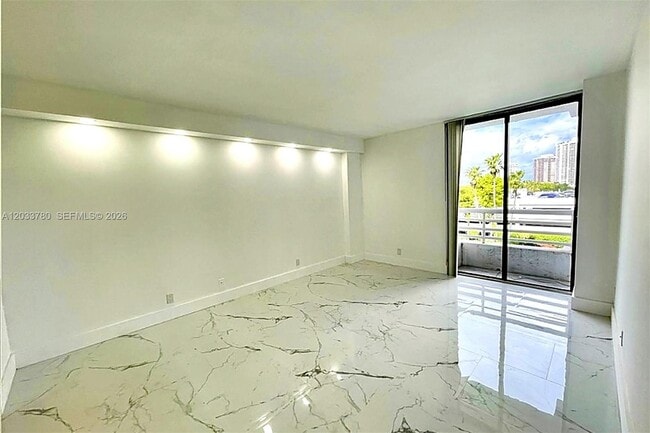 Foto del edificio - 3300 NE 192 St