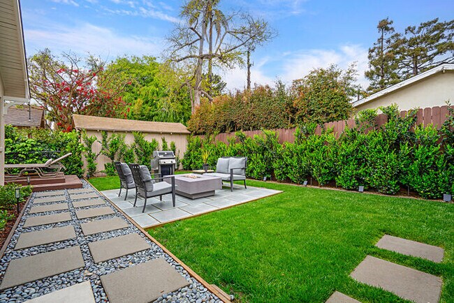 Foto del edificio - 228 W Mission St