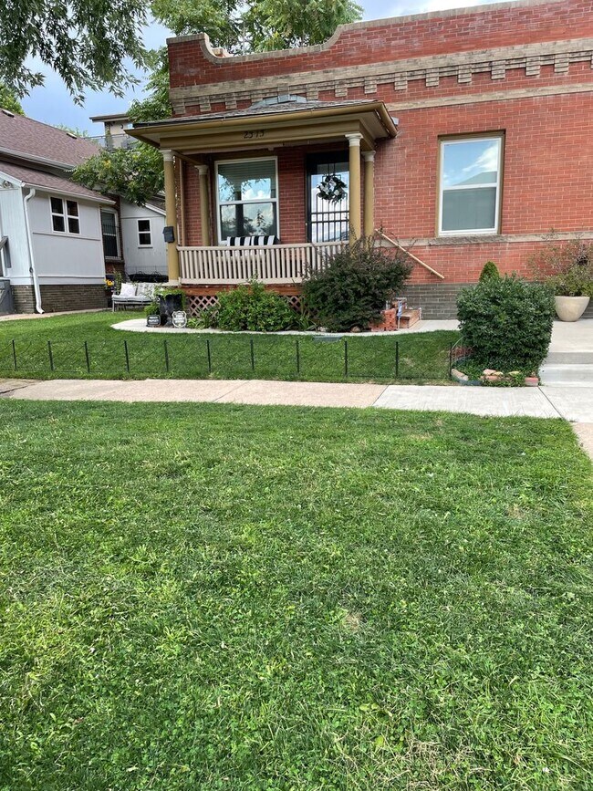 Foto del edificio - Charming duplex available in Cherry Creek North, one of Denver’s most sought-after neighborhoods!