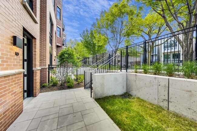Foto del edificio - 1744 N Western Ave