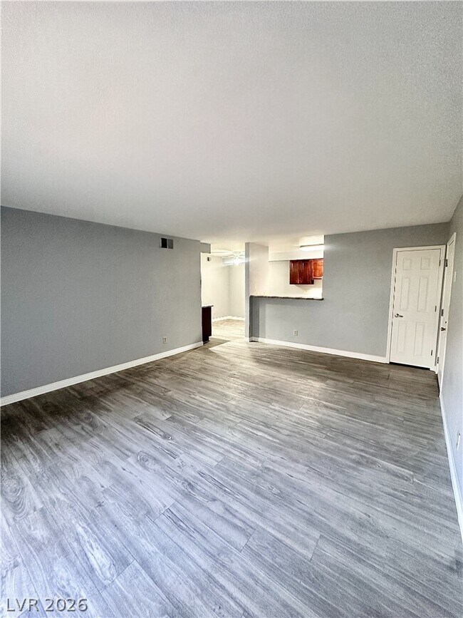 Foto del edificio - 2451 N Rainbow Blvd