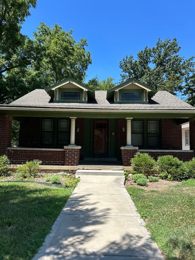 Foto del edificio - Charming 3-Bed Home with Porch & Hardwood ...