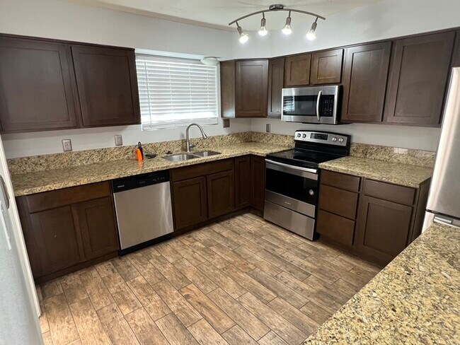 Building Photo - 3 Bed, 2 Bath and 2 Car-garage in Phoenix!
