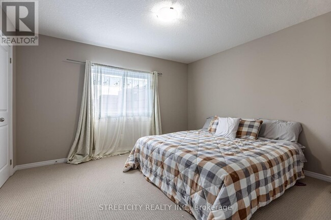 Photo du bâtiment - 3200-3200 Singleton Ave