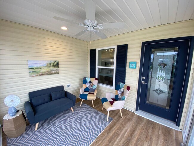 Building Photo - Beautiful, Furnished ANNUAL 2 bed, 2 bath ...