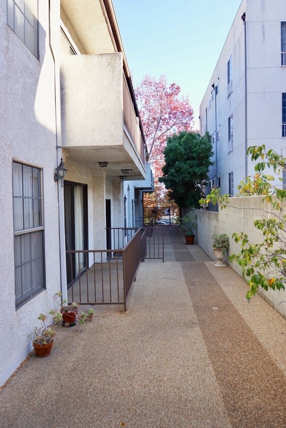 Foto principal - 12011 Rochester Ave