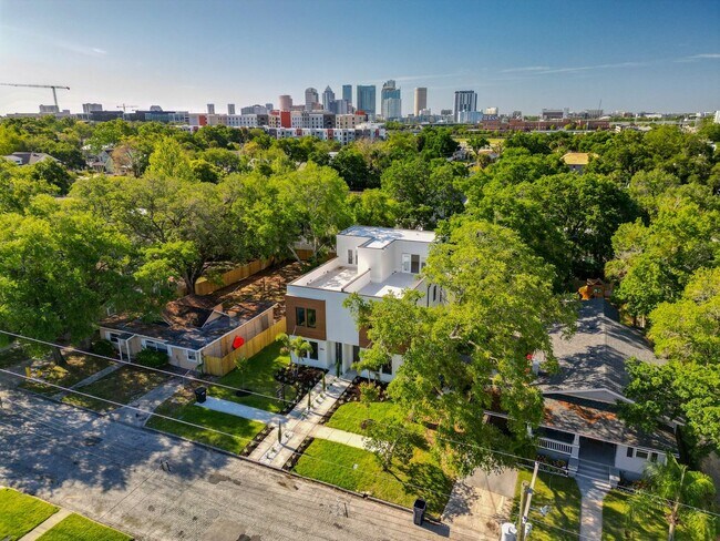 Foto del edificio - Stunning Modern Townhome in Tampa Heights