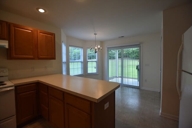 Building Photo - Fantastic 2 bedroom 2 bath end unit townhome
