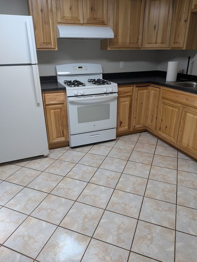 Building Photo - 3 Bedroom 1 Bathroom Apartment in Golden!