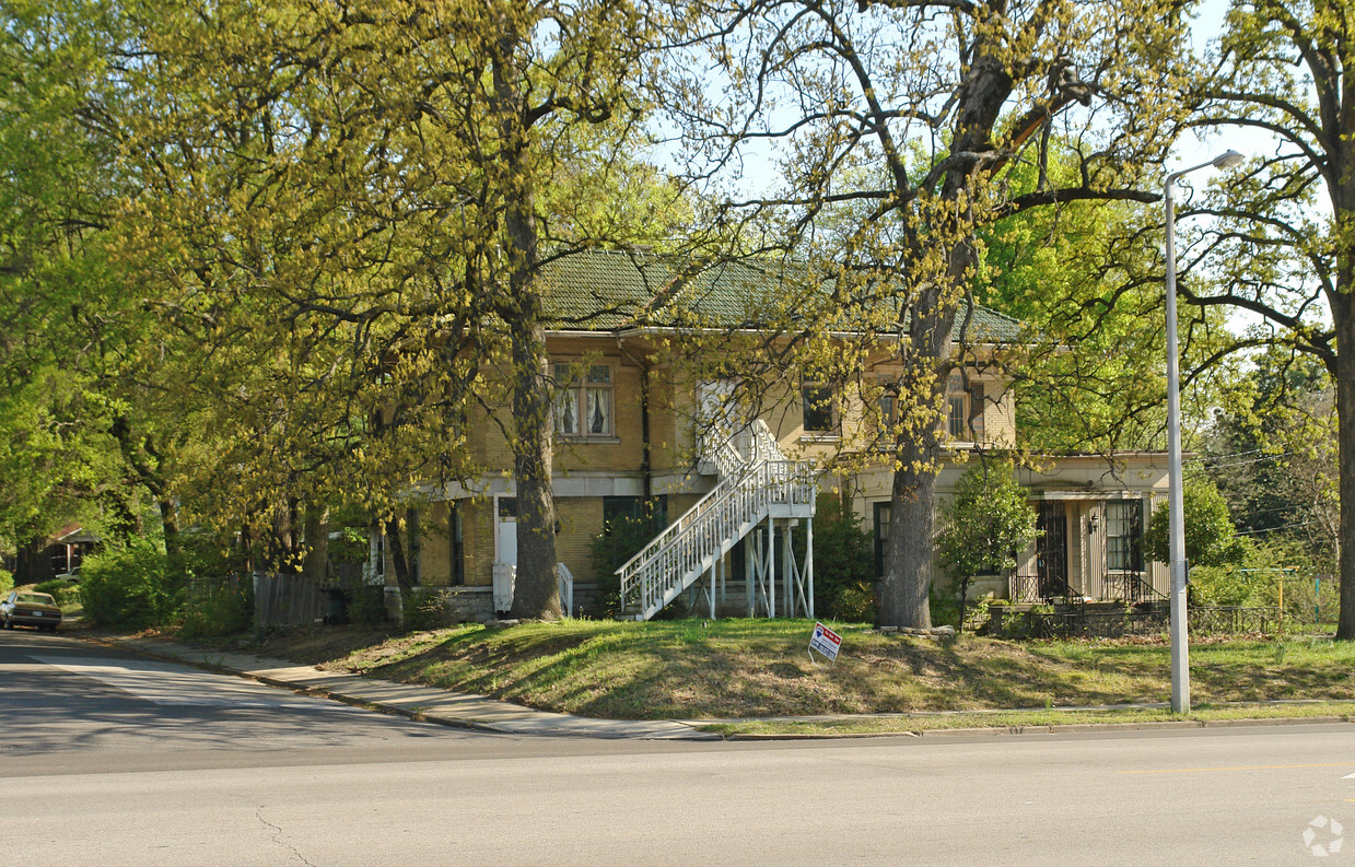 Building Photo - 1642 Poplar Ave