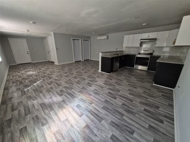 Foto del edificio - 12335 Roy Rd