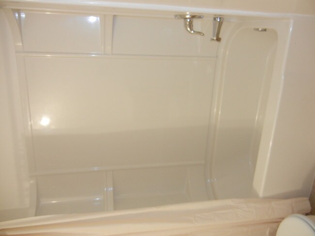 Tome un carrito o camine por el terreno ondulado del campo de 18 hoyos en Halifax Plantation. - 1468 Corson St