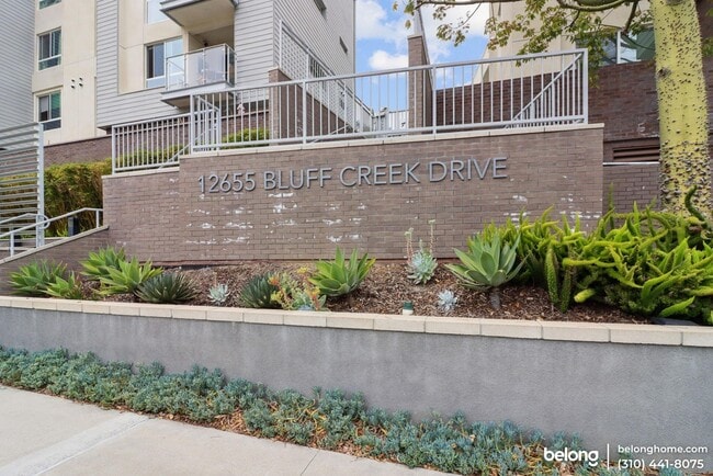 Foto del edificio - 12655 Bluff Creek Dr