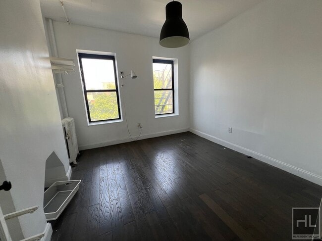 Building Photo - Junior 1BR / Studio Right Along Prospect P...