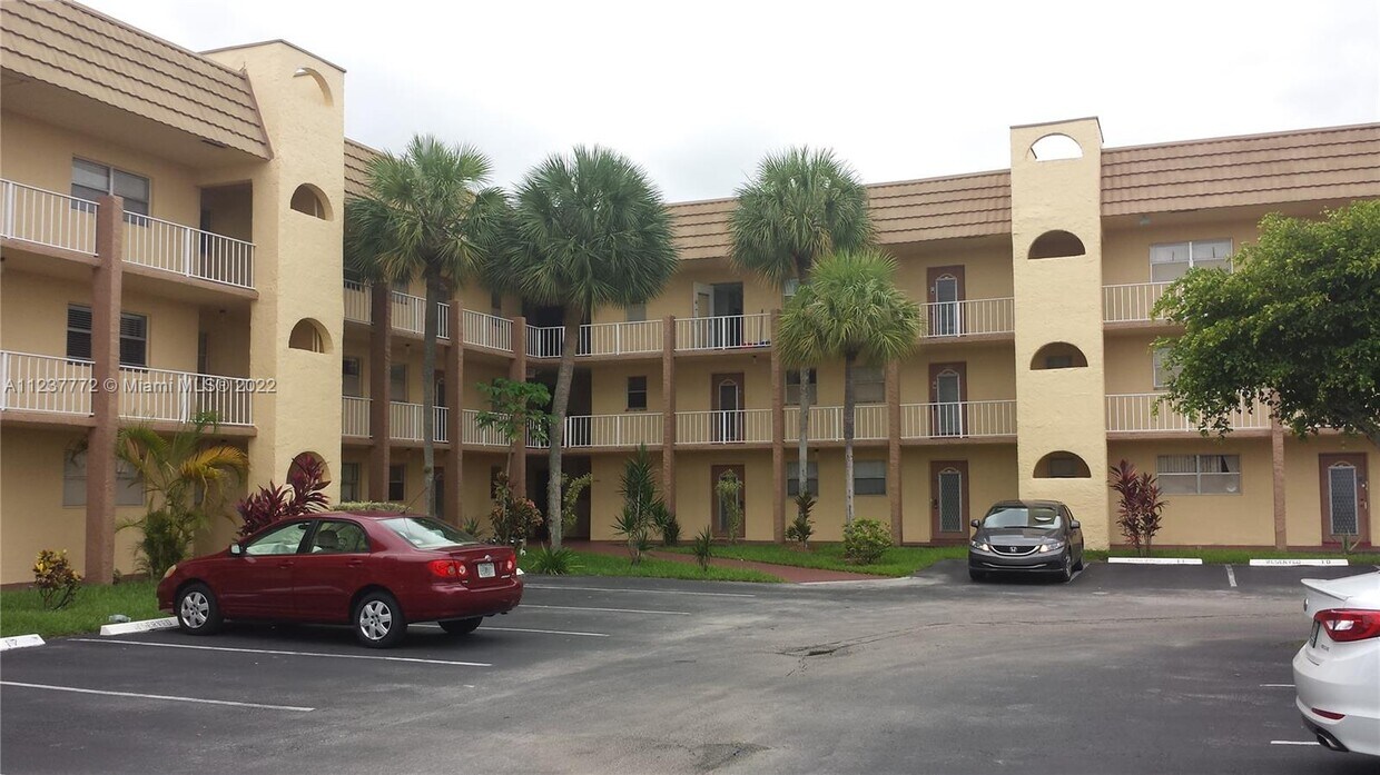 8465 Sunrise Lakes Blvd Unit 210, Sunrise, FL 33322 Condo for Rent in