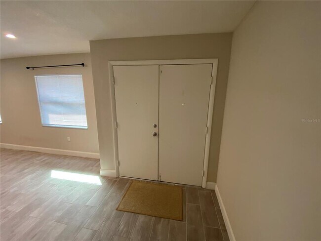 Building Photo - 853 Woodside Rd