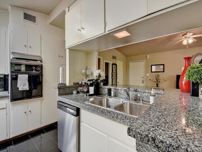 Foto del edificio - 2402 Jarratt Ave