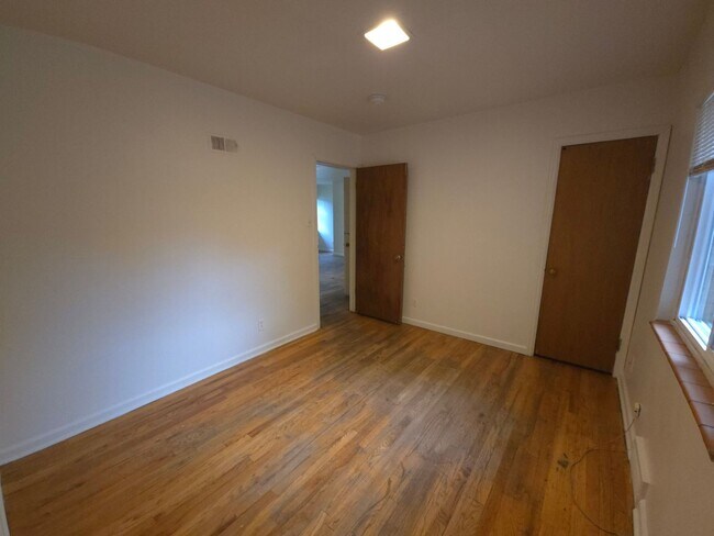 Foto del edificio - Preleasing Large stand alone house at 19th...