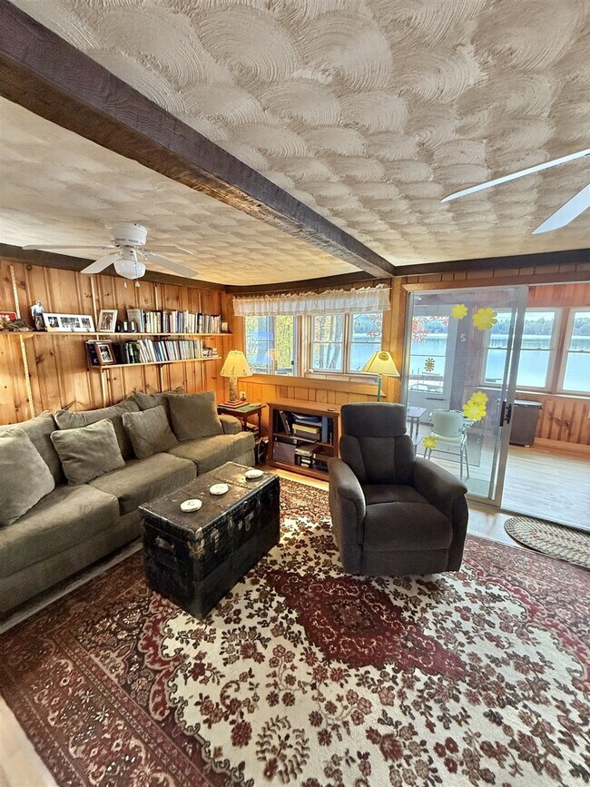 Foto del edificio - 156 Barker Pond Rd