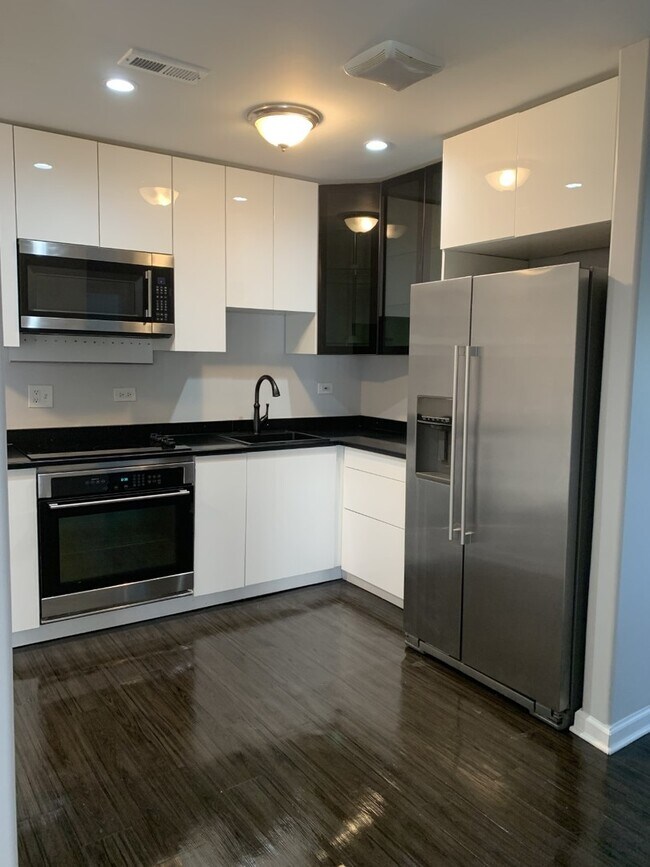 Foto del edificio - 1021 Des Plaines Ave