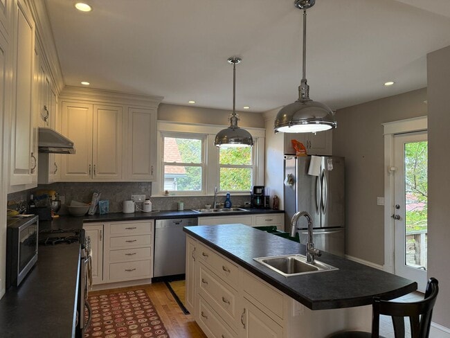 Building Photo - Sunny Bungalow in Willard Square