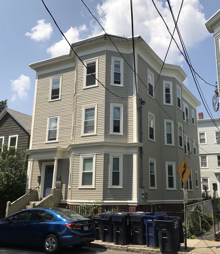 Building Photo - Triplex