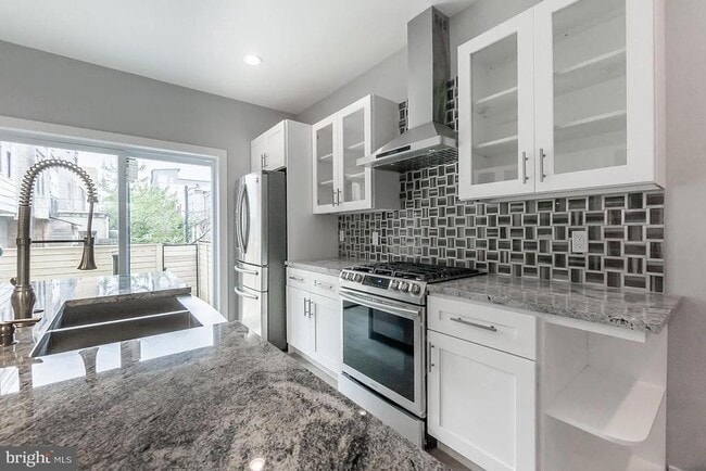 Foto del edificio - 2055 Tasker St