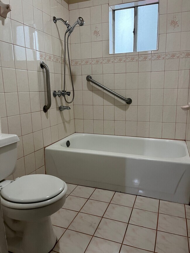 baño principal con ducha/bañera - 430 E Adams Blvd