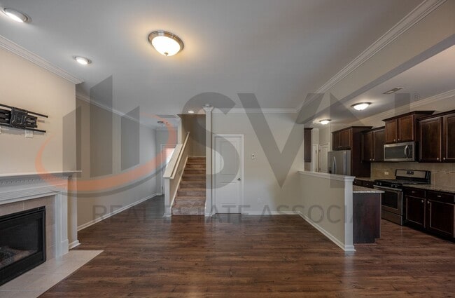 Building Photo - Gorgeous End-Unit Townhome with Spacious Layout!
