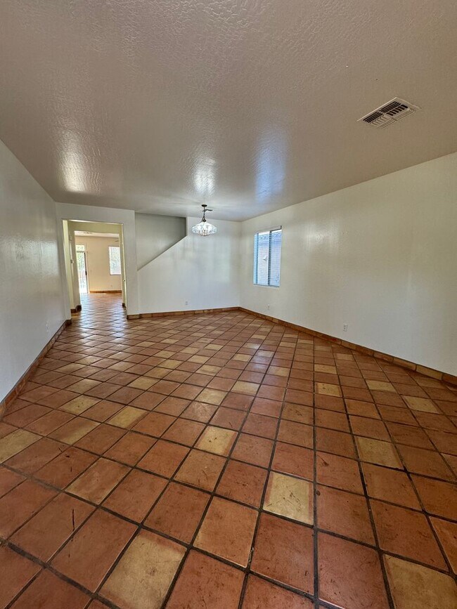 Foto del edificio - Large 4 bedroom house- Laveen