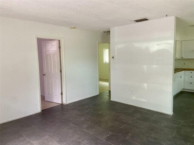 Building Photo - Pet Friendly Cozy Villa in Bradenton